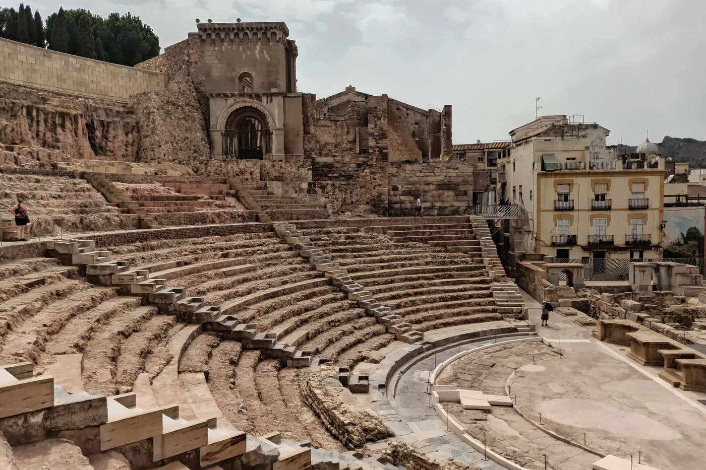 El teatro romano de Cartagena, con sus gradas de piedra subiendo por la ladera